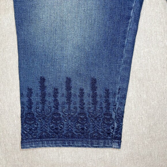 Gloria Vanderbilt | Petite Embroidered Amanda Capri | 14P - Picture 2 of 9